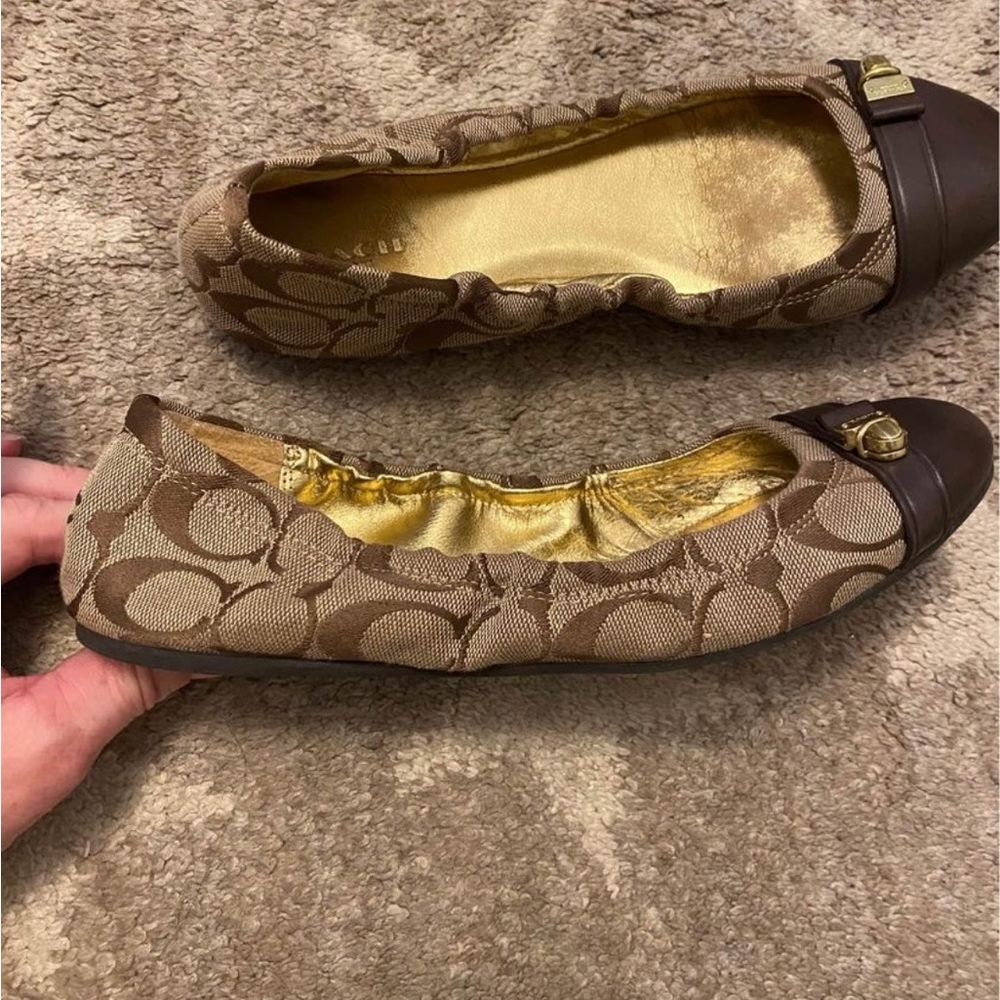 Coach flats size 8 women’s. Great condition, smoke free/pet free home.